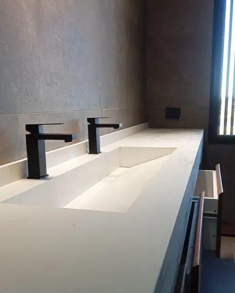 Mesada en Guidoni Blanco Absoluto, cuarzo