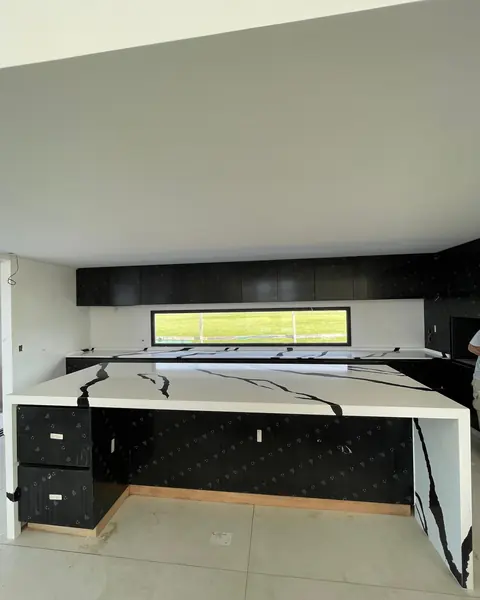 Mesada en Guidoni Ferrara Black, cuarzo