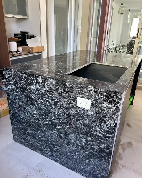 Mesada en Nacional Negro Boreal, granito