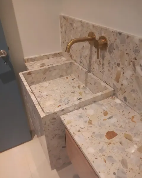 Mesada en Purastone Arabescato Bianco, terrazo