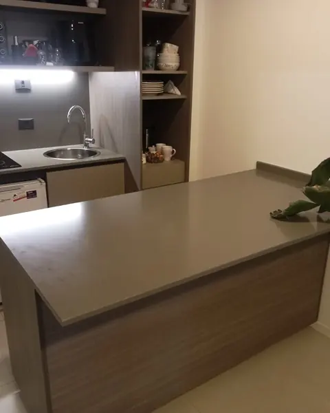 Mesada en Purastone Basaltina, cuarzo