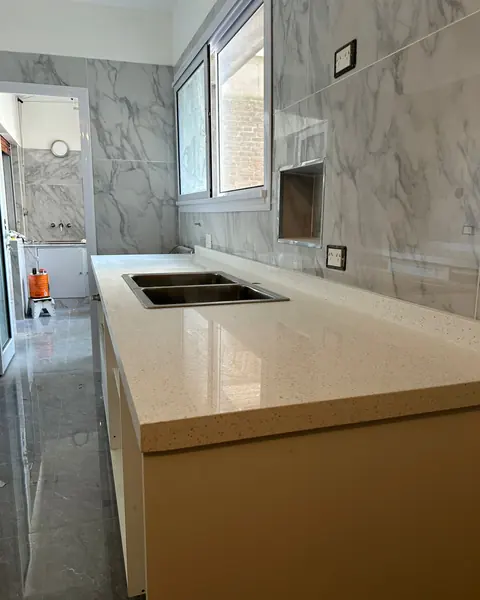 Mesada en Purastone Blanco Glitter, cuarzo