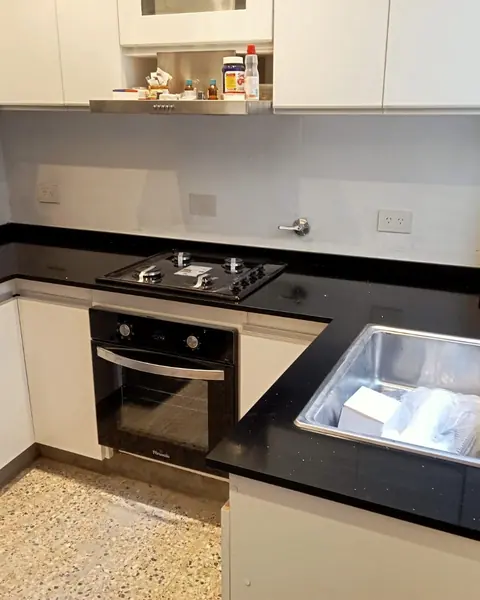 Mesada en Purastone Negro Glitter, cuarzo
