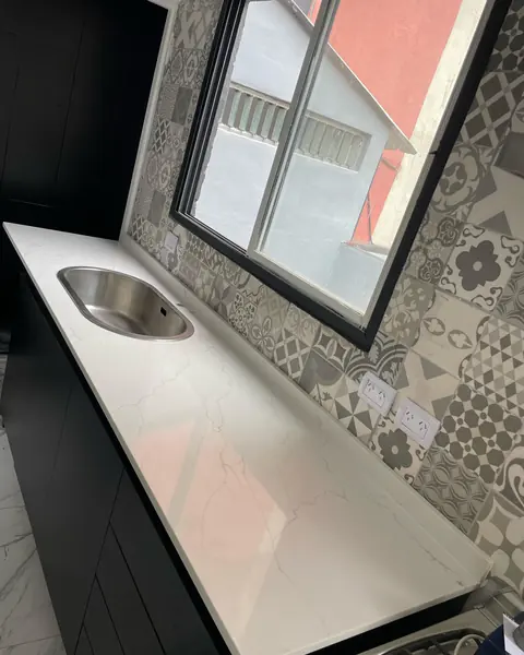 Mesada en Stone Quartz Calacatta Altissimo, cuarzo