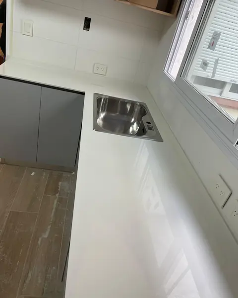 Mesada en Suprastone Blanco Puro, cuarzo
