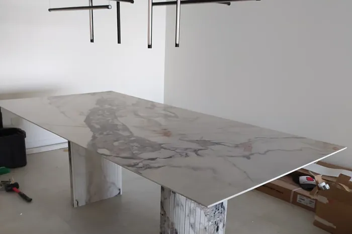 Mesa de comedor en mármol con base escultórica de bloque