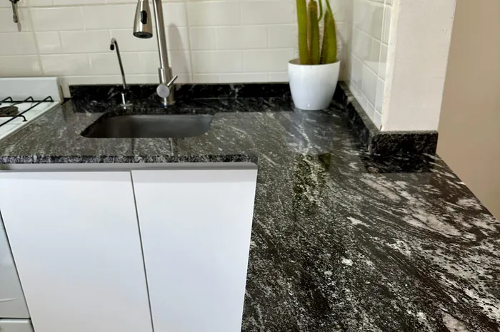 Mesada de cocina en granito negro veteado con bacha bajomesada